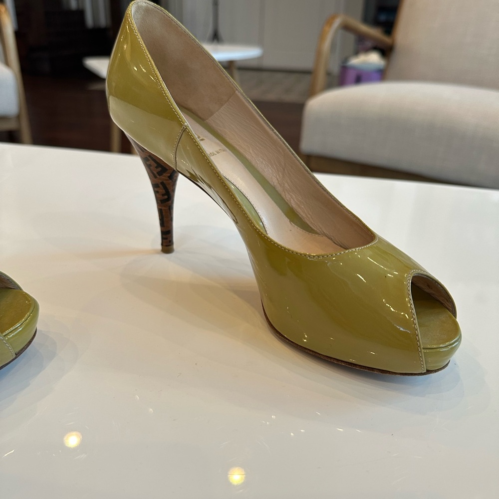 Authentic Fendi Logo Peep Toe Pumps Size 38 Patent Leather Olive Green - Picture 2 of 11